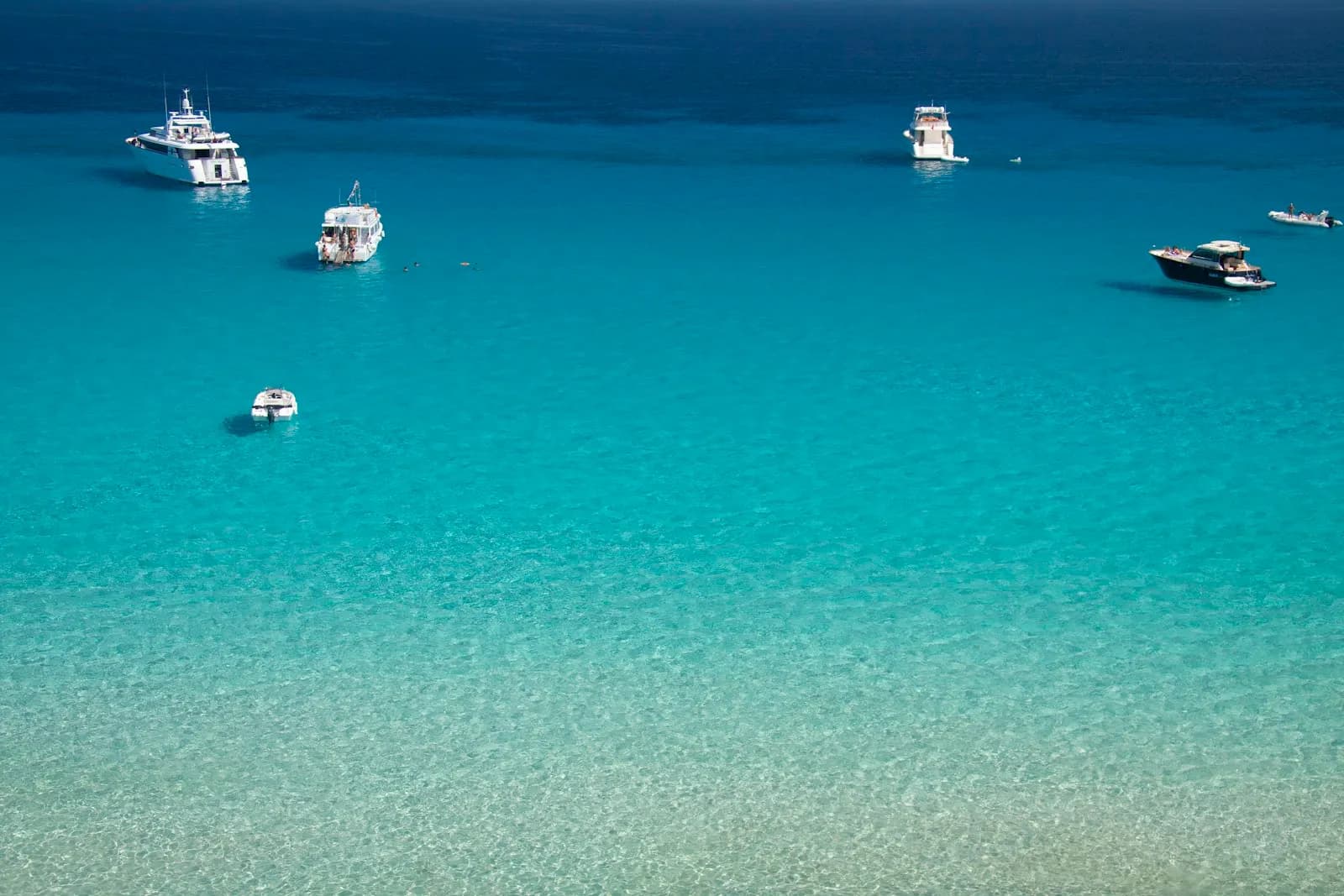 Favignana vista dal mare con le sue acque turchesi e la costa rocciosa delle Isole Egadi