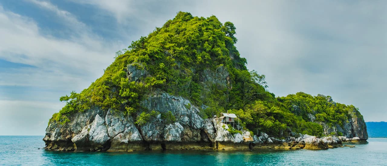 Formazioni rocciose vulcaniche di Palmarola che emergono verticalmente dal mare Tirreno