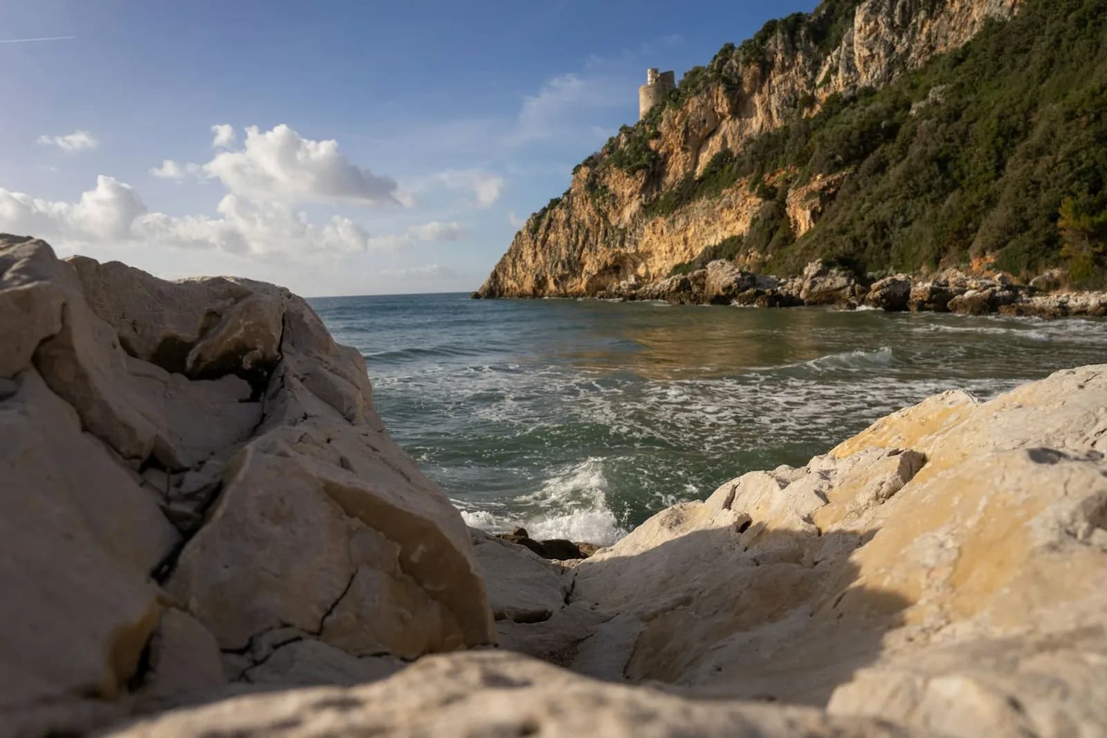La costa a falesia di San Felice Circeo con una torre costiera sul promontorio