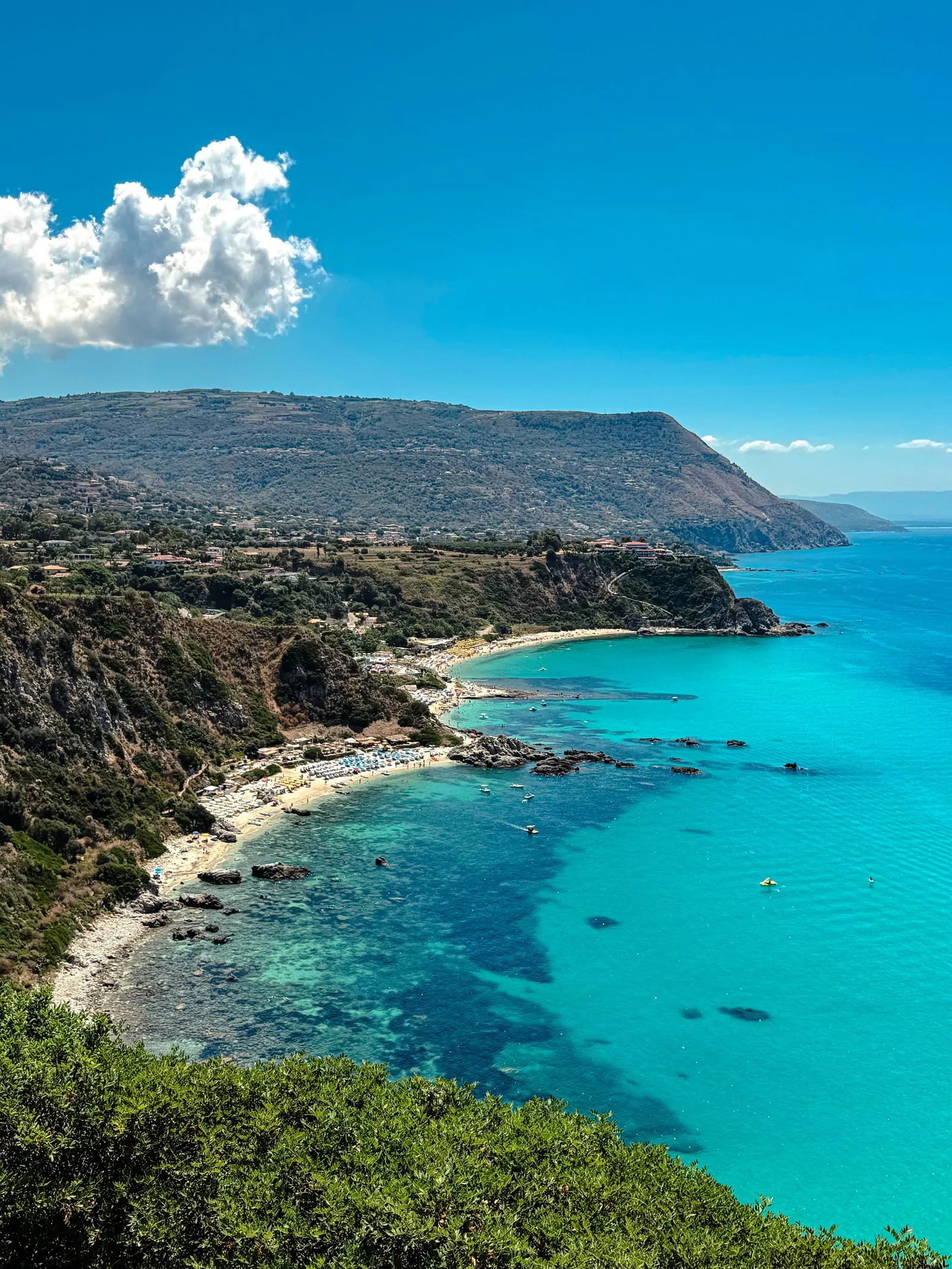 Vista aerea della costa turchese di Capo Vaticano, in Calabria