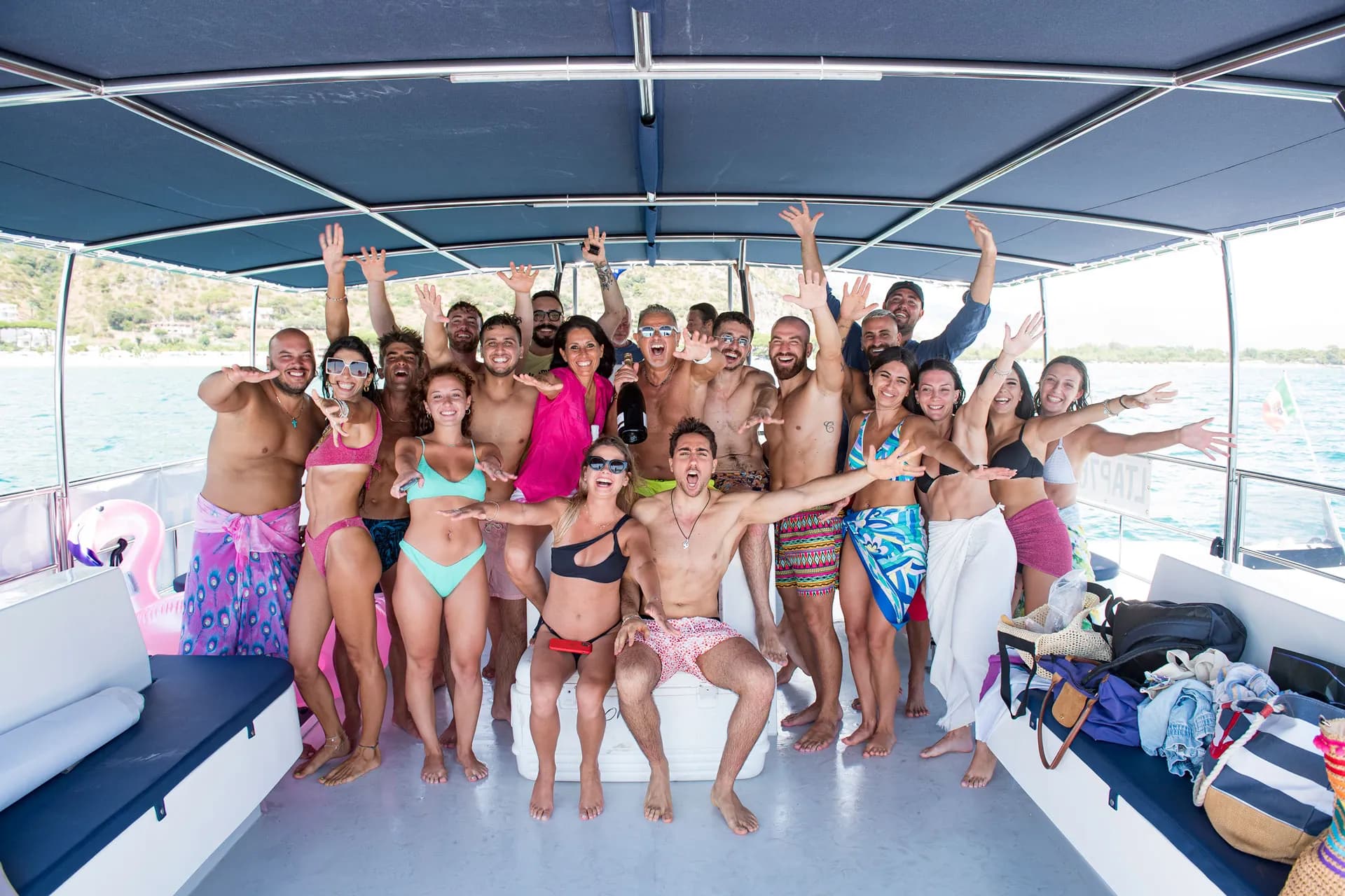 Gruppo di amiche a bordo di un gommone al largo del promontorio del Circeo