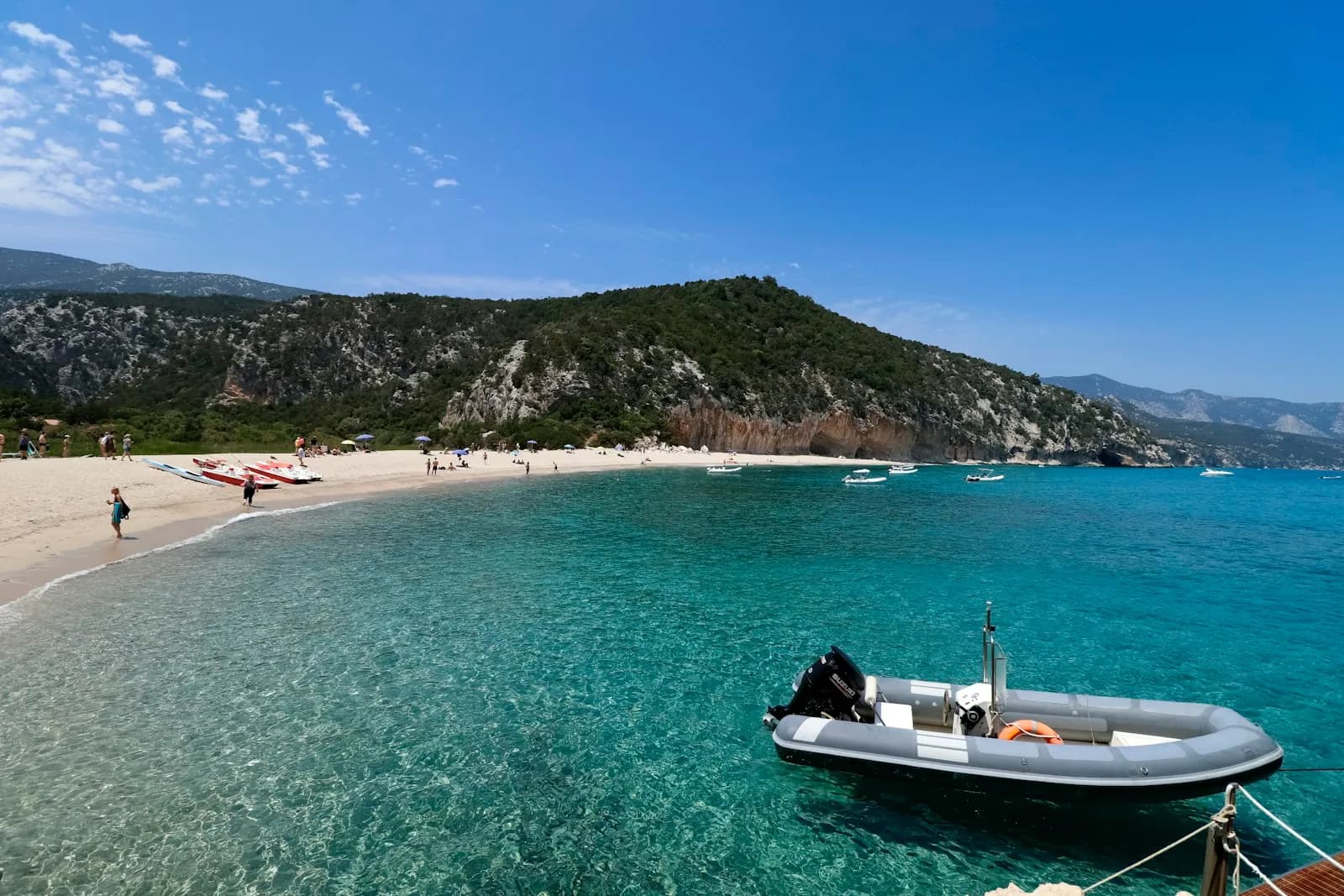 Gommone da noleggio ormeggiato su una spiaggia con mare calmo