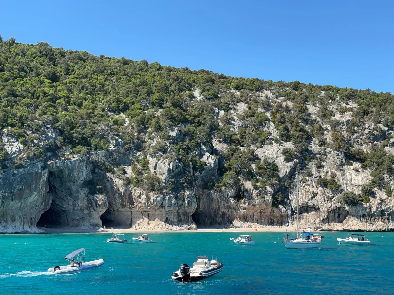 Gommoni all'ancora in una baia dal mare turchese