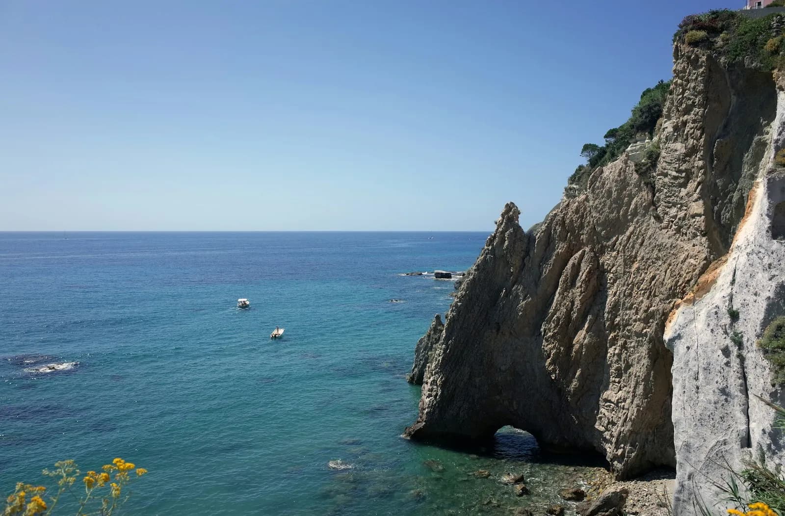 Una cala dall'acqua turchese tra le falesie dell'isola di Ponza