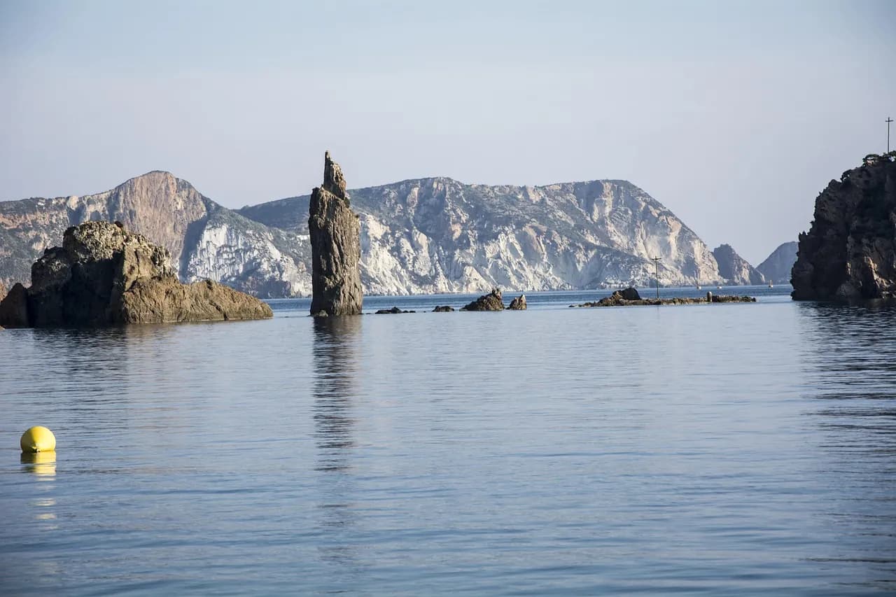 Faraglione roccioso che si erge dal mare nell'arcipelago pontino