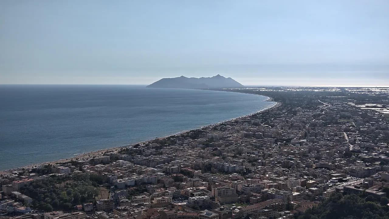 Veduta aerea del Promontorio del Circeo con il litorale che scende verso Terracina, inizio della Riviera di Ulisse