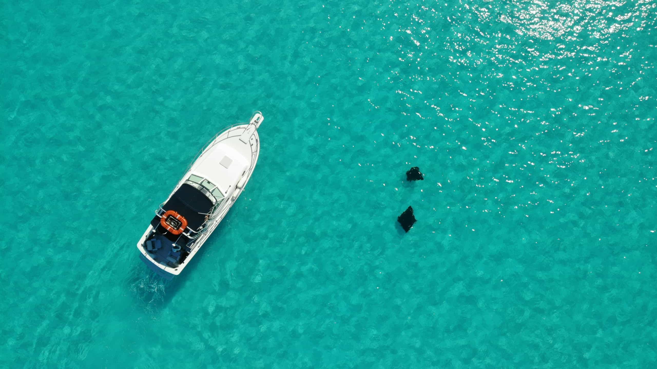 Yacht in navigazione nel mare cristallino della costa italiana