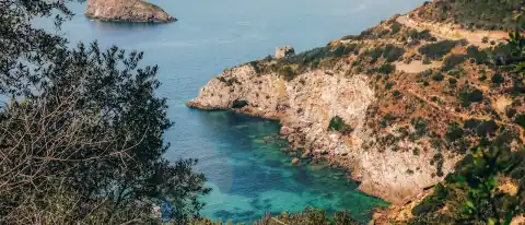 Una cala rocciosa dall'acqua turchese sul Monte Argentario, in Toscana