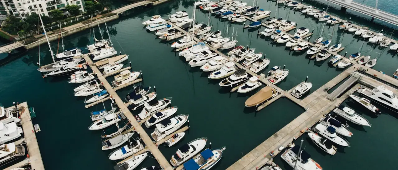 Barche a motore ormeggiate alle banchine di un porto turistico viste dall'alto