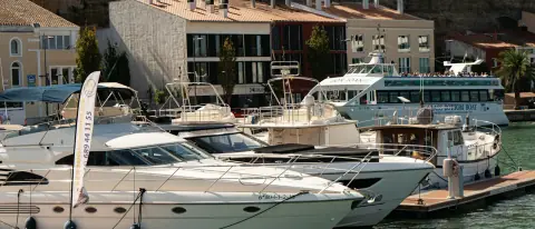 Barche e yacht ormeggiati ai pontili di un porto turistico