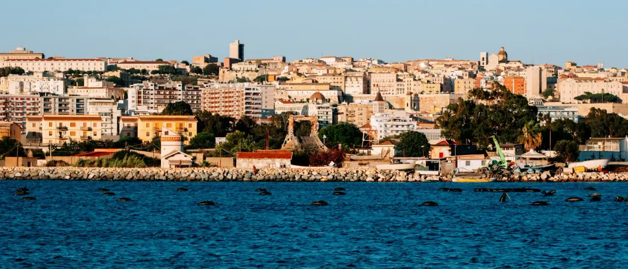Veduta di Cagliari dal mare, con il profilo della citta' e le barche in primo piano