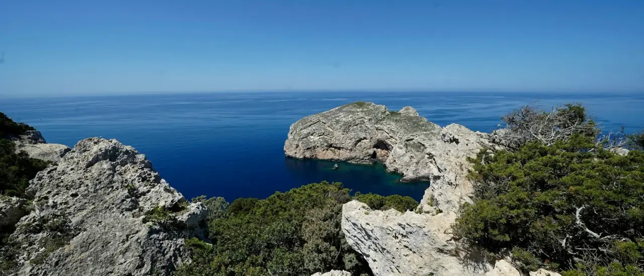 La falesia di Capo Caccia ad Alghero a picco sul mare