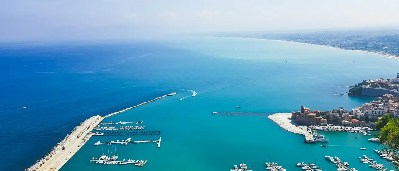 Vista aerea della marina di Castellammare del Golfo con piccole barche ormeggiate