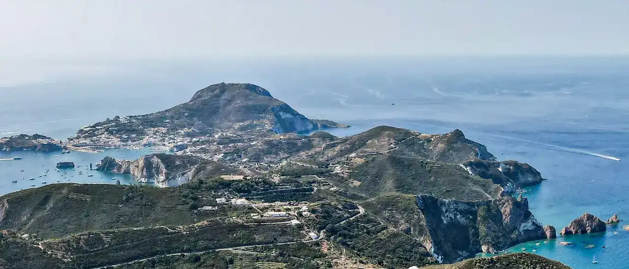 Veduta aerea dell'isola di Ponza con il porto e le barche in acqua cristallina