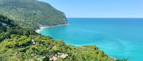 Vista dall'alto del promontorio del Conero con la baia e il mare turchese vicino a Sirolo