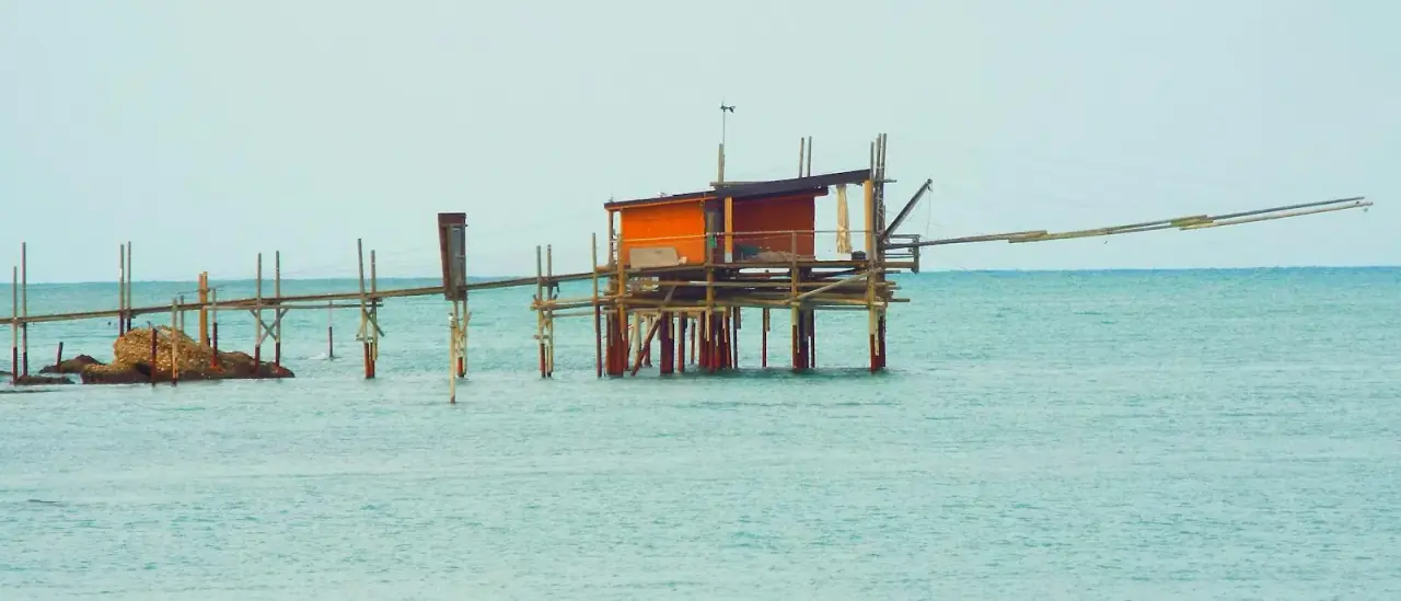 Un trabocco su palafitte con antenne in legno vicino a Vasto, Costa dei Trabocchi