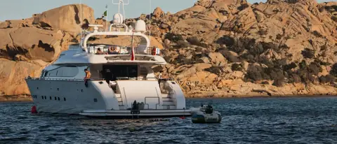 Yacht ormeggiato lungo la costa di granito rosa della Gallura, in Sardegna