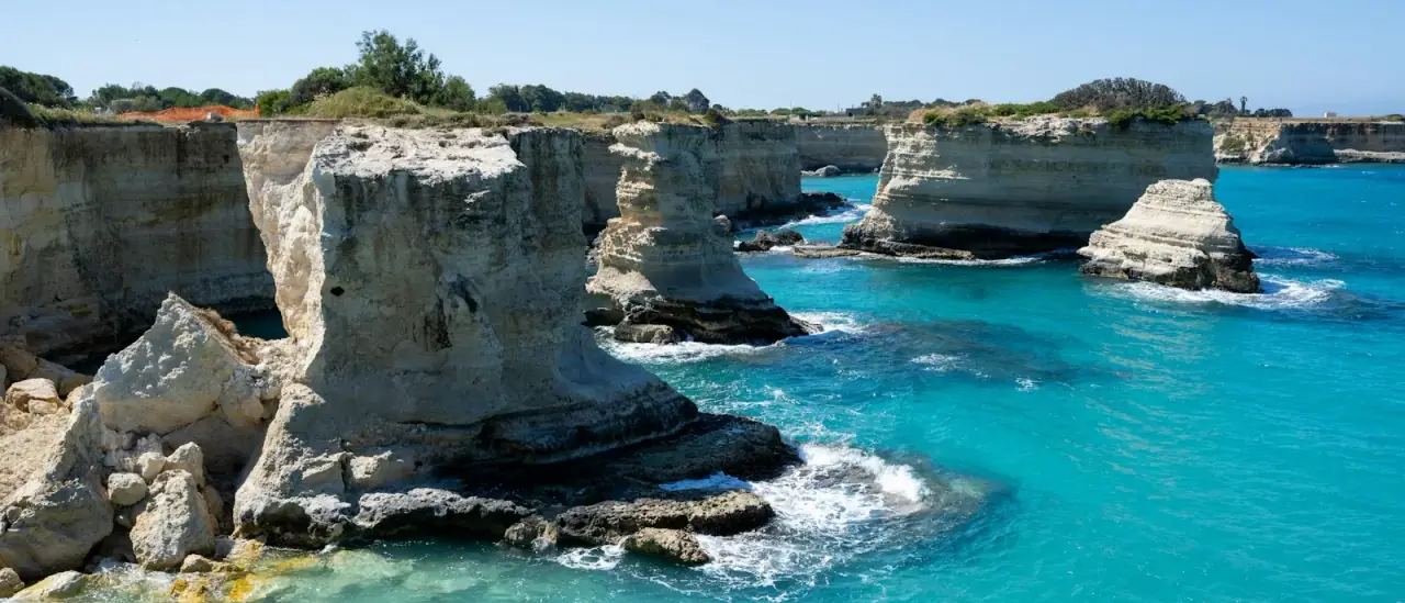 Falesia bianca e grotte sul mare turchese della costa adriatica salentina