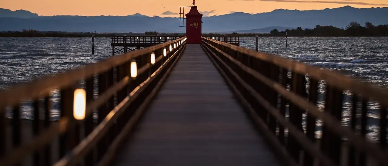 Il faro rosso sul molo di Lignano Sabbiadoro al tramonto