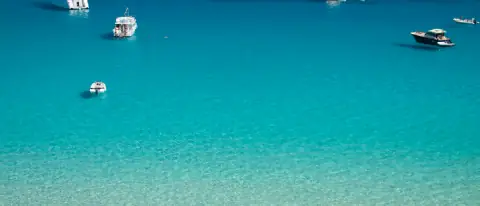 Favignana vista dal mare con le sue acque turchesi e la costa rocciosa delle Isole Egadi