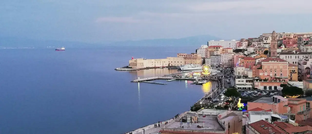 Veduta aerea del borgo medievale di Gaeta e del suo porto sul golfo