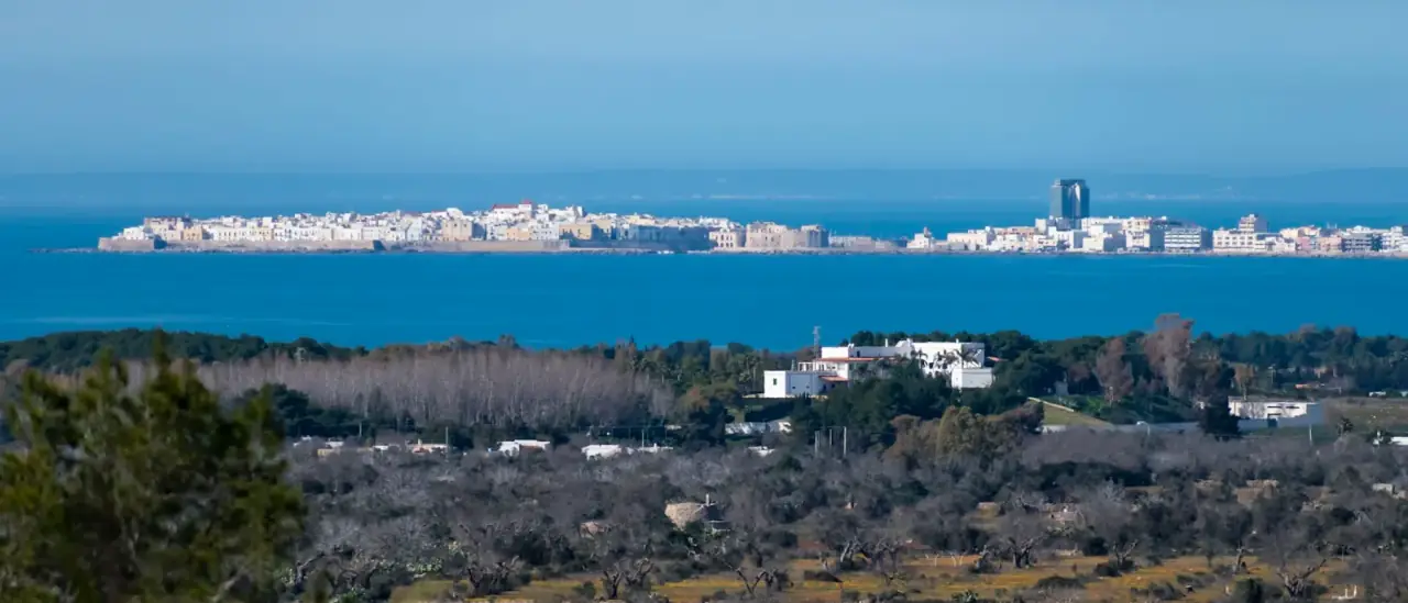 Il centro storico di Gallipoli visto dal mare, sul promontorio affacciato sul mare ionico