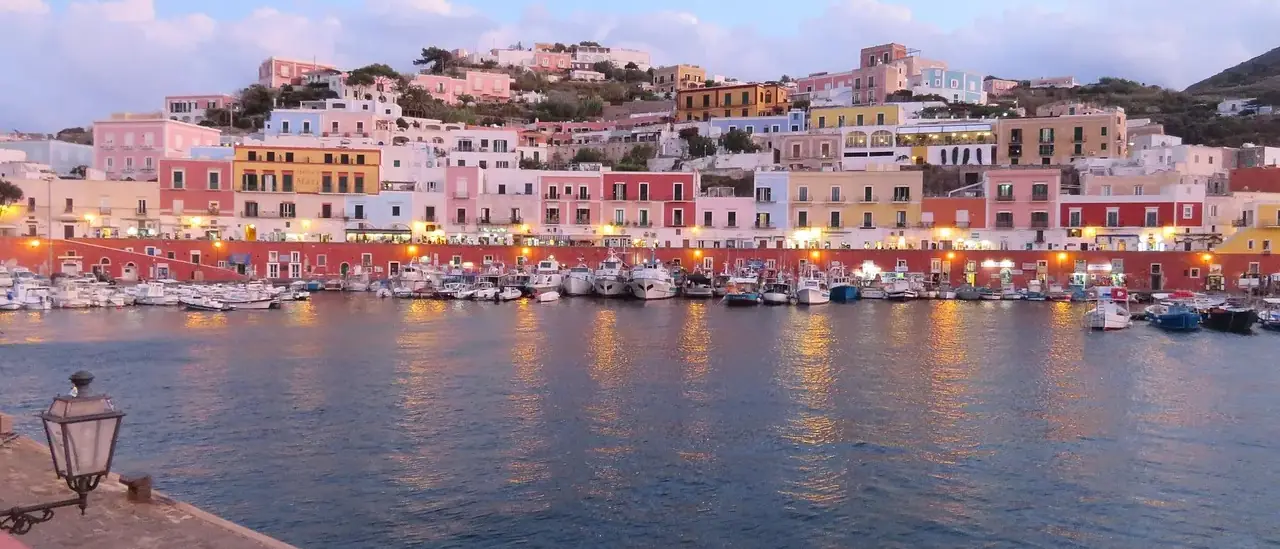 Il porto colorato di Ponza al tramonto, isola principale dell'arcipelago delle Pontine