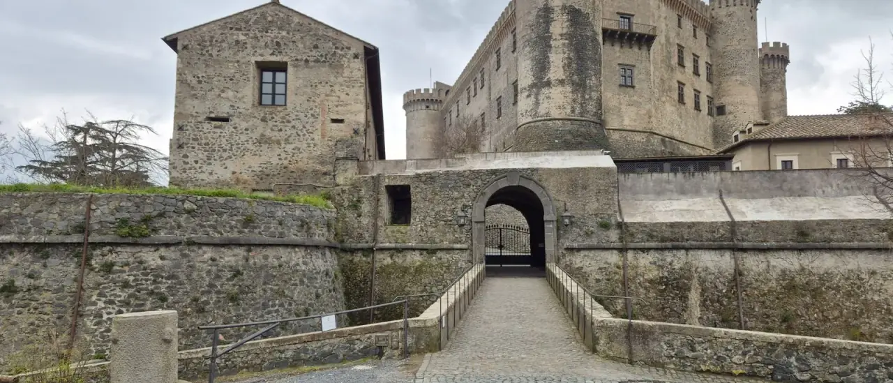 Il Castello Orsini-Odescalchi di Bracciano con le mura medievali e il ponte d'accesso