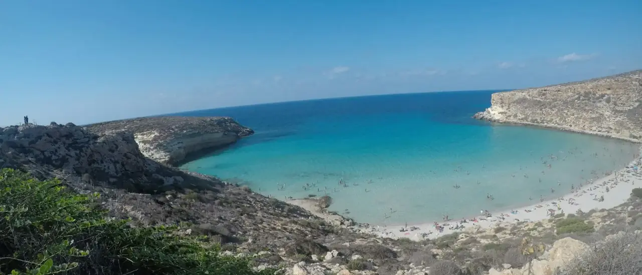 La baia dell'Isola dei Conigli a Lampedusa con acqua turchese e la spiaggia