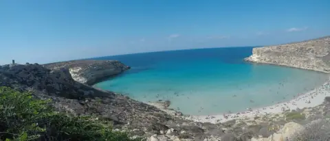La baia dell'Isola dei Conigli a Lampedusa con acqua turchese e la spiaggia