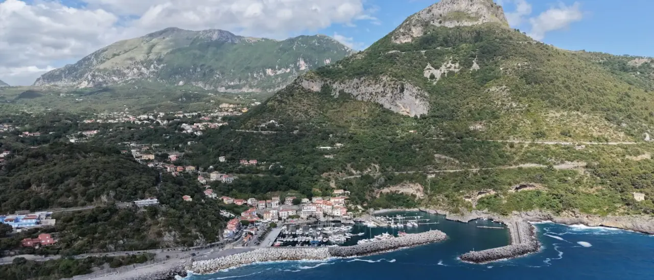 Veduta aerea del porto di Maratea con il Monte San Biagio sullo sfondo