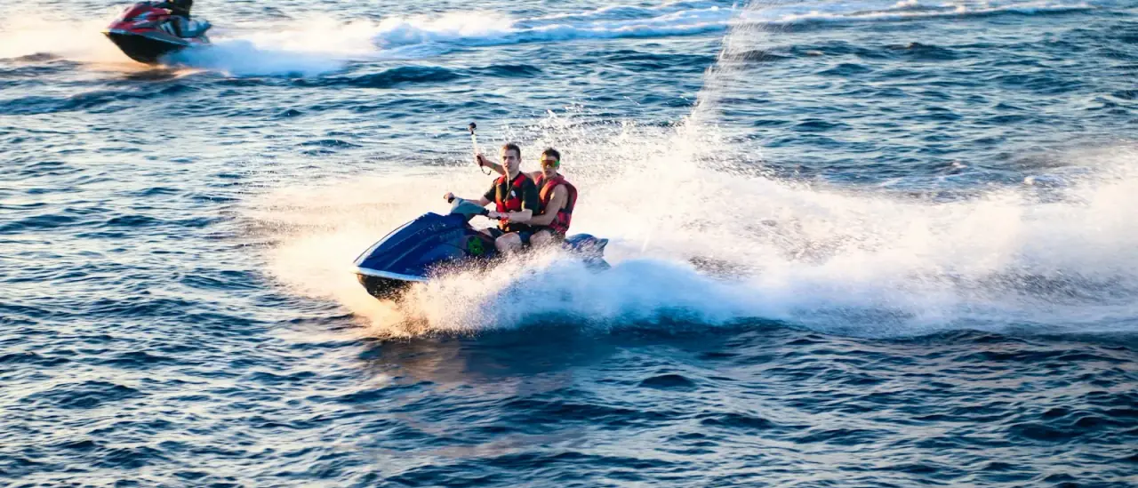 Una moto d'acqua in navigazione veloce su mare aperto azzurro