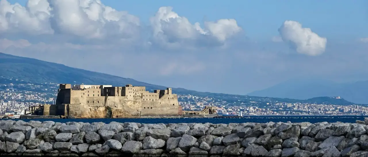 Il Castel dell'Ovo sul lungomare di Napoli affacciato sul golfo