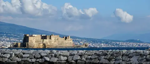 Il Castel dell'Ovo sul lungomare di Napoli affacciato sul golfo