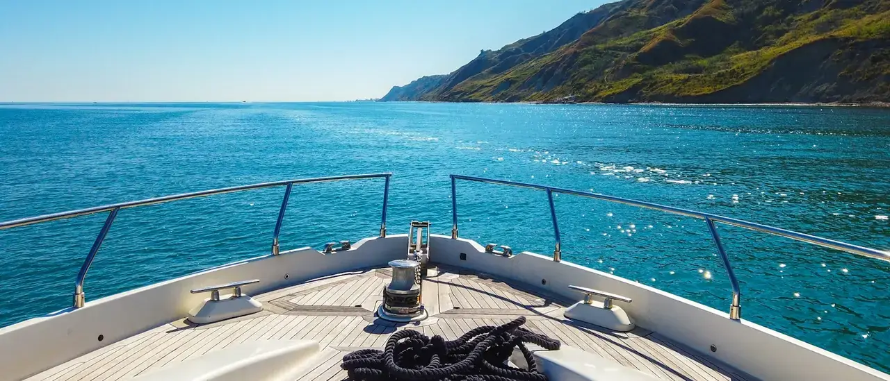 Yacht di lusso con equipaggio ormeggiato in una baia del Mediterraneo
