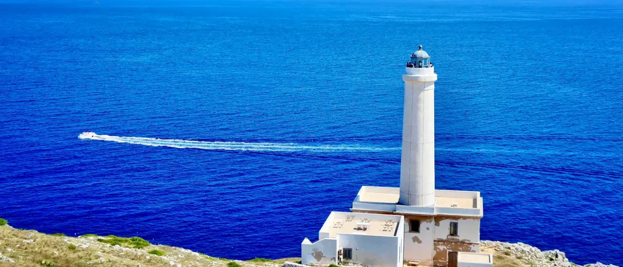 Il faro di Punta Palascia, Capo d'Otranto, sul mare adriatico