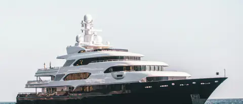Gommone a noleggio in navigazione lungo la costa italiana
