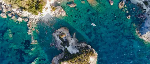 Veduta aerea delle piscine naturali con acqua turchese a Ponza