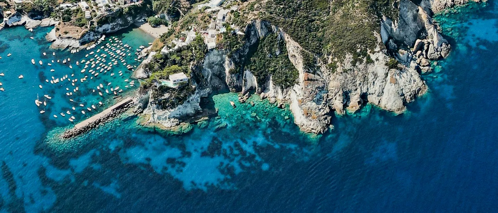 Veduta aerea dell'isola di Ponza con barche in acqua cristallina