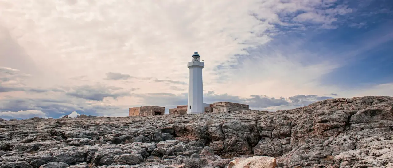 Faro su un promontorio roccioso della costa di Siracusa, nell'area del Plemmirio, Sicilia