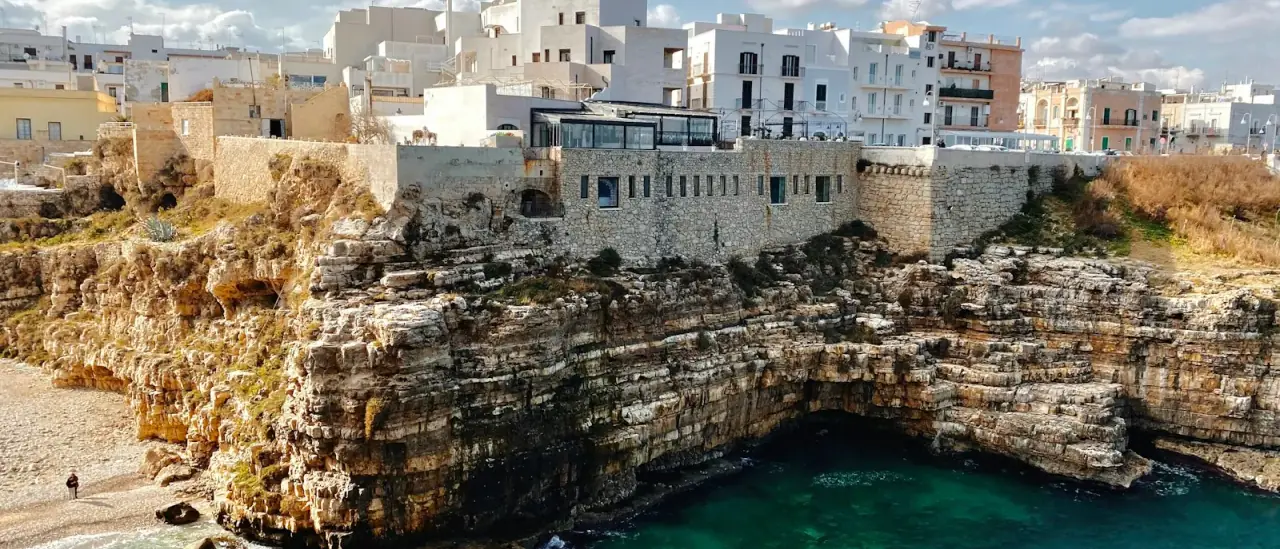 Il centro storico di Polignano a Mare a picco sulla scogliera con il mare azzurro