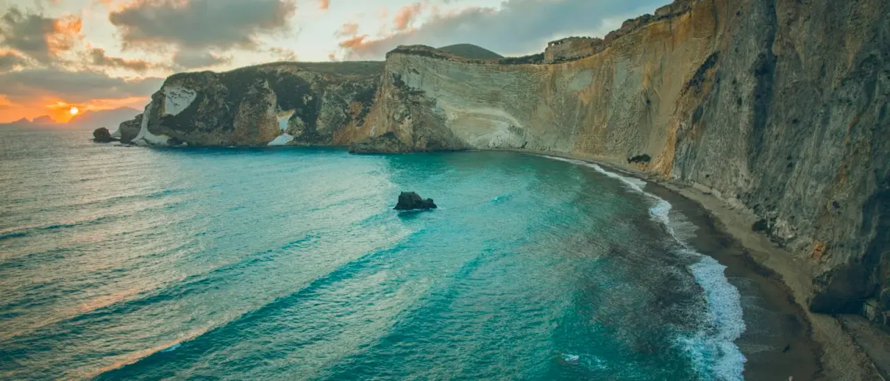 Costa di Ponza con falesie a picco e mare turchese vista dal mare
