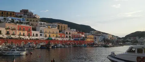 Il porto di Ponza con case color pastello affacciate sull'acqua