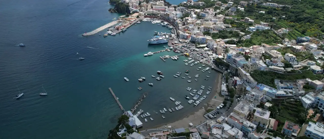 Veduta aerea del porto di Ponza con barche ormeggiate e il paese sulla baia
