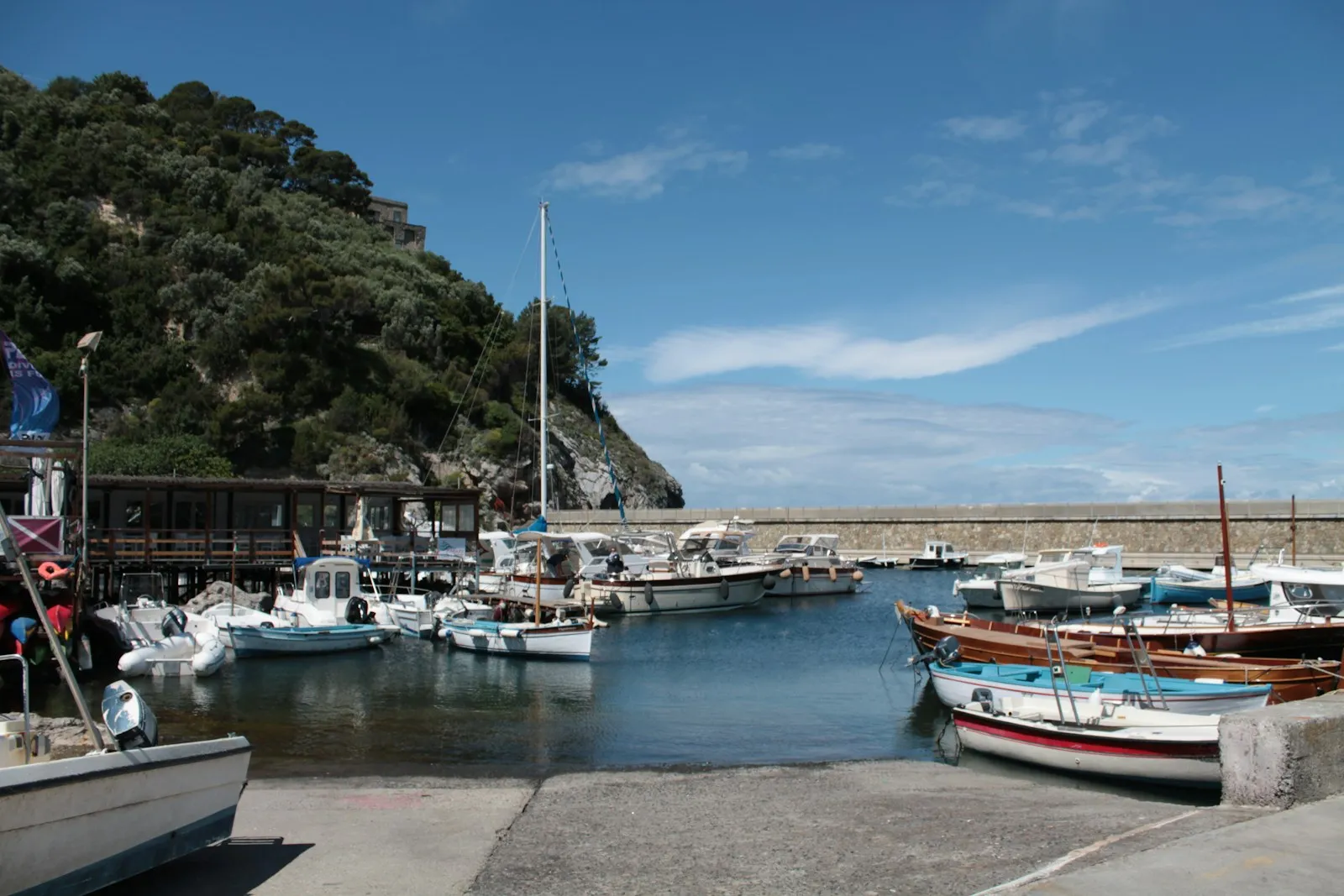 Porto turistico italiano con numerose barche ormeggiate