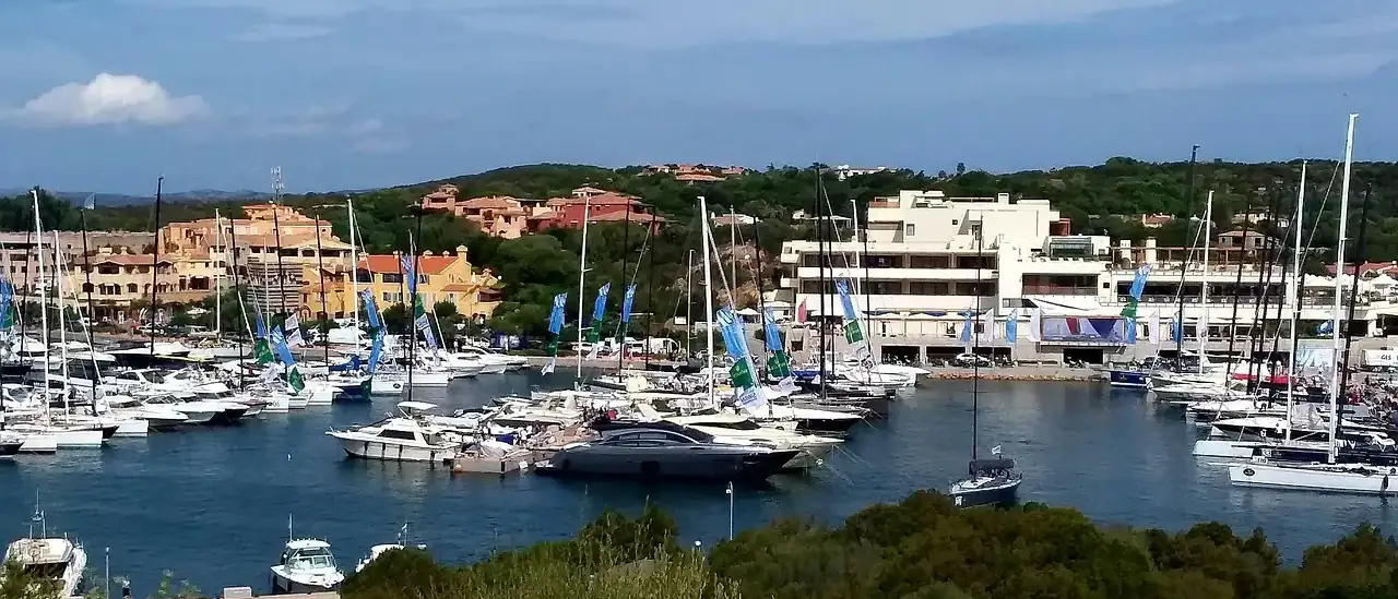 Barche e yacht ormeggiati nella marina di Porto Cervo, Costa Smeralda