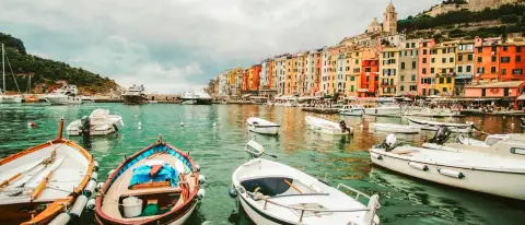 Barche ormeggiate davanti alle case colorate di Portovenere, nel Golfo dei Poeti