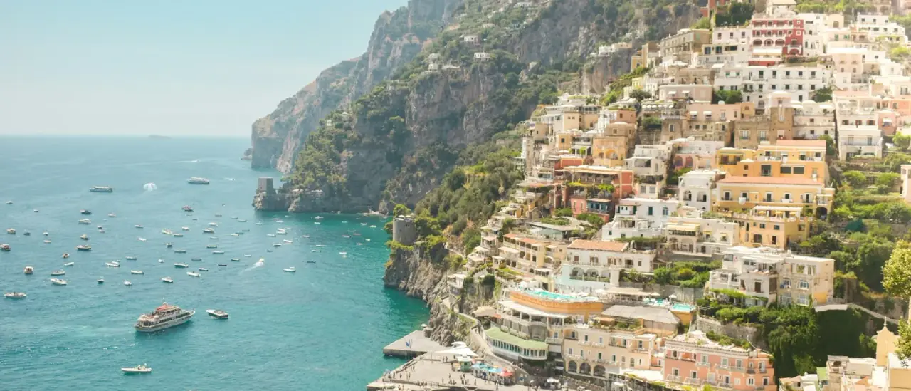 La costa di Positano vista dal mare con le case colorate a picco sull'acqua