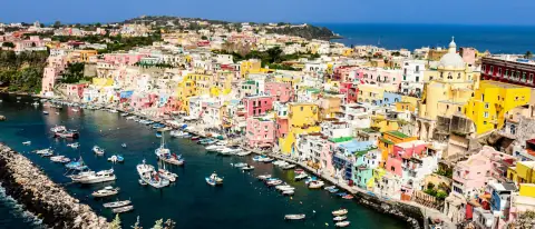 Le case colorate di Marina Corricella a Procida viste dal mare