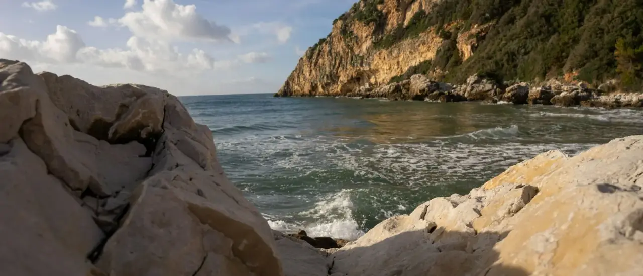 La costa a falesia di San Felice Circeo con una torre costiera sul promontorio
